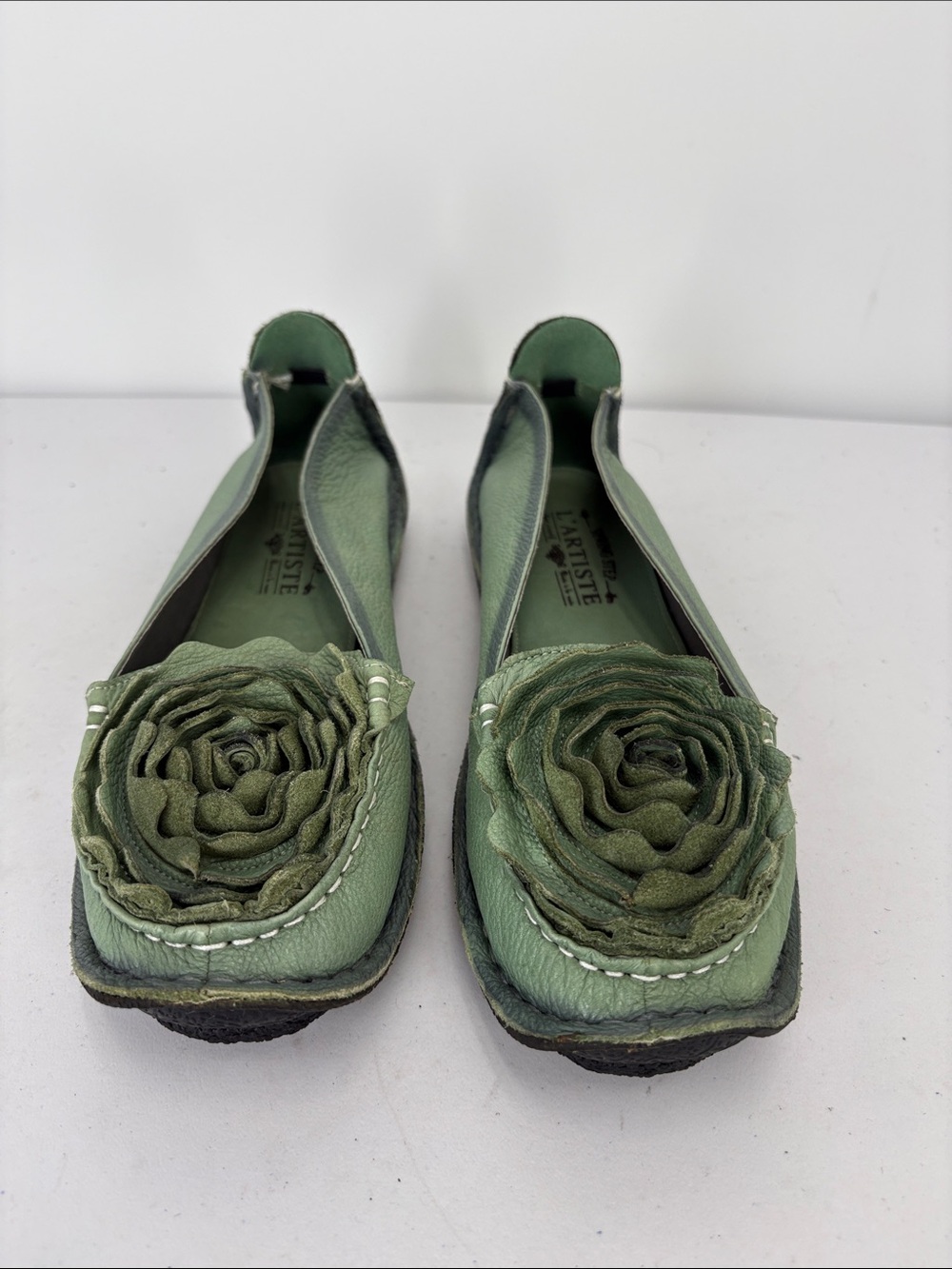 🧤L'Artiste Dezi Green Leather Floral Slip-On Flats